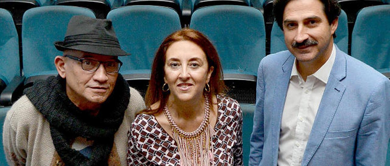 Carmelo González, Emelina Molina y Esteban Rodríguez, en el teatro.