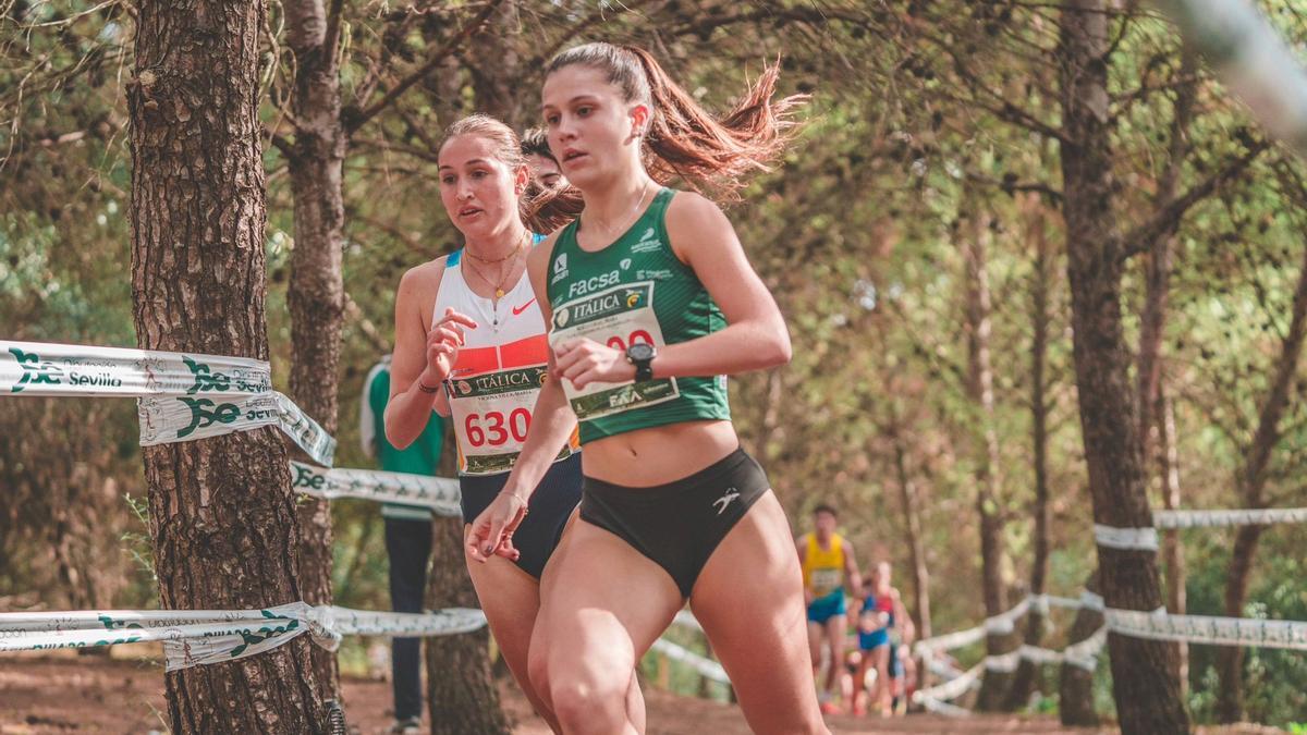 Mara Rolli Grau, de verde, con el equipaje del Facsa Playas de Castellón, en el Cross Italica de Sevilla