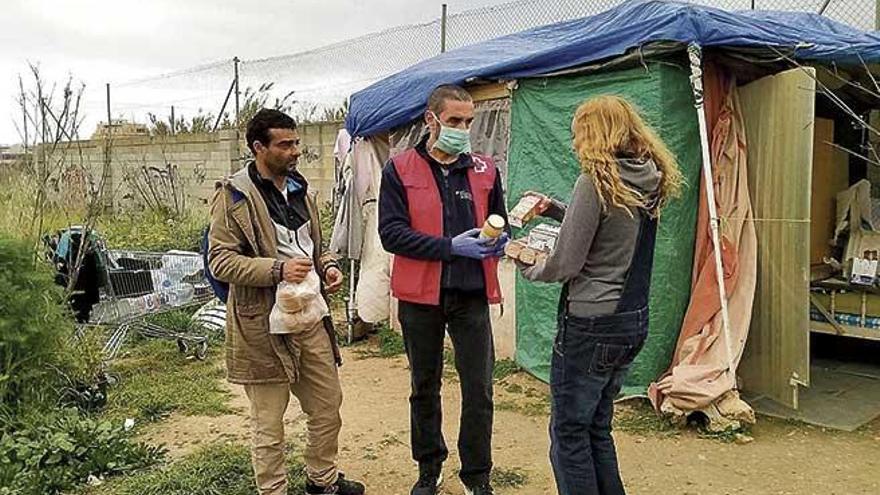 Otro miembro de la Unidad MÃ³vil de Emergencia Social, en un asentamiento chabolista de la ciudad.