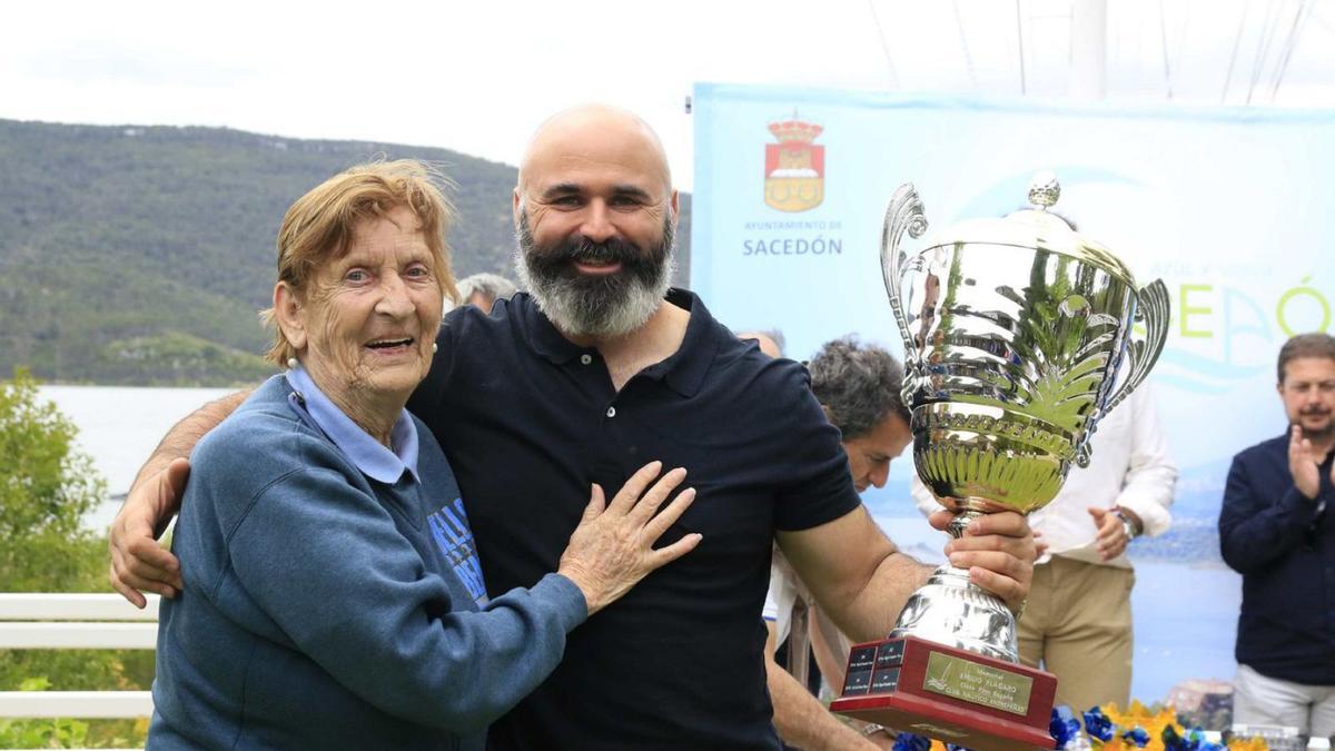 Miguel Fernández Vasco recibe la Copa de España. |  // L. O.