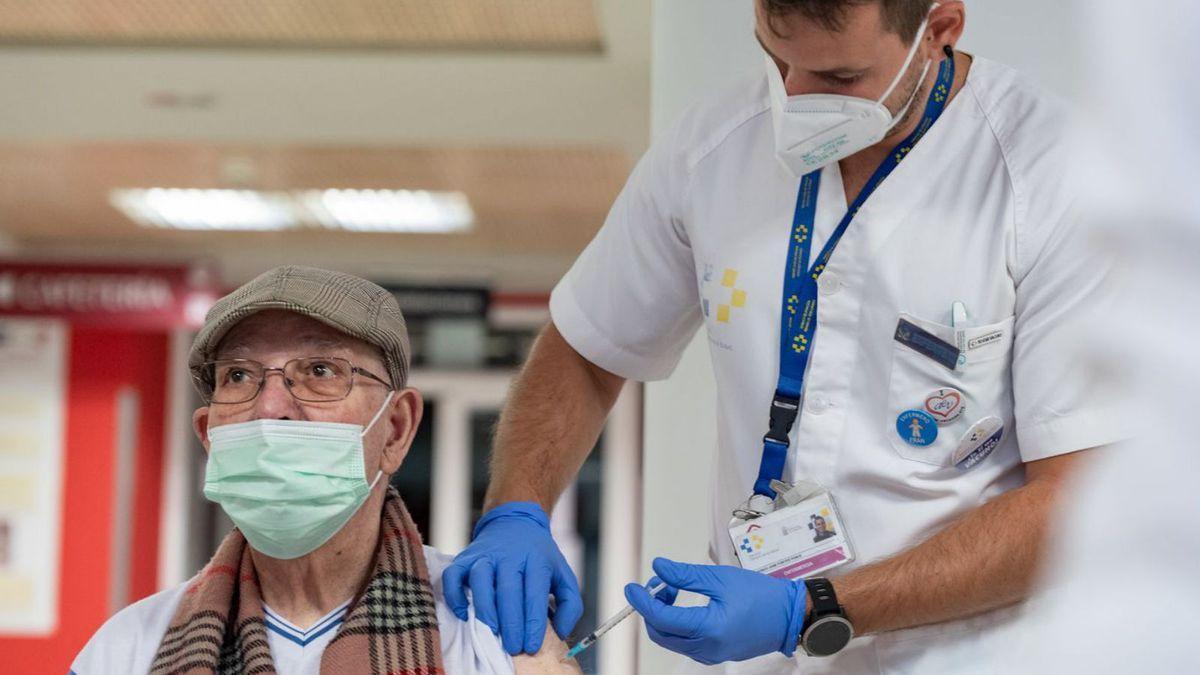 Sanidad inicia la inoculación de los mayores de 60 años con las vacunas adaptadas a las nuevas variantes de la covid-19