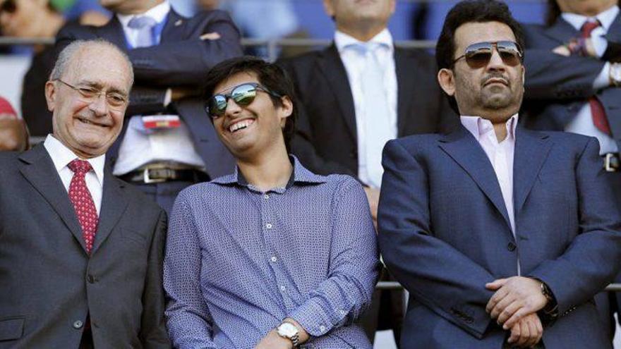 A la izquierda, Francisco de la Torre, junto a Nayef y Abdullah Al-Thani, en el palco malaguista.