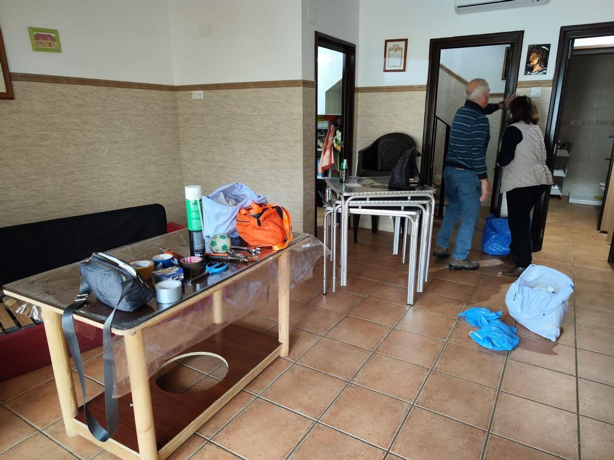 Los vecinos preparan sus viviendas para la crecida del río.