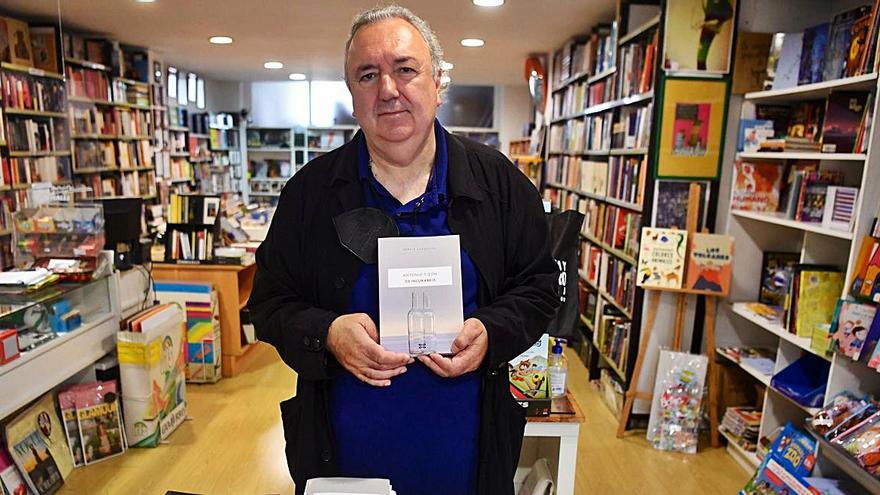 O escritor Antonio Tizón na librería Carballido co seu libro ‘Os incurábeis’.   | // CARLOS PARDELLAS