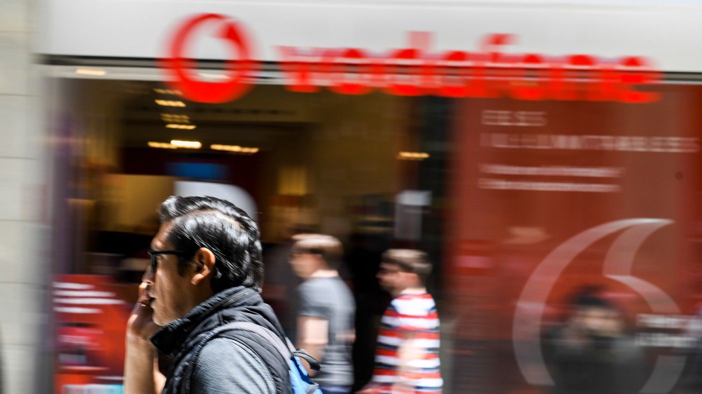 Personas pasan por delante de una tienda de Vodafone en Barcelona