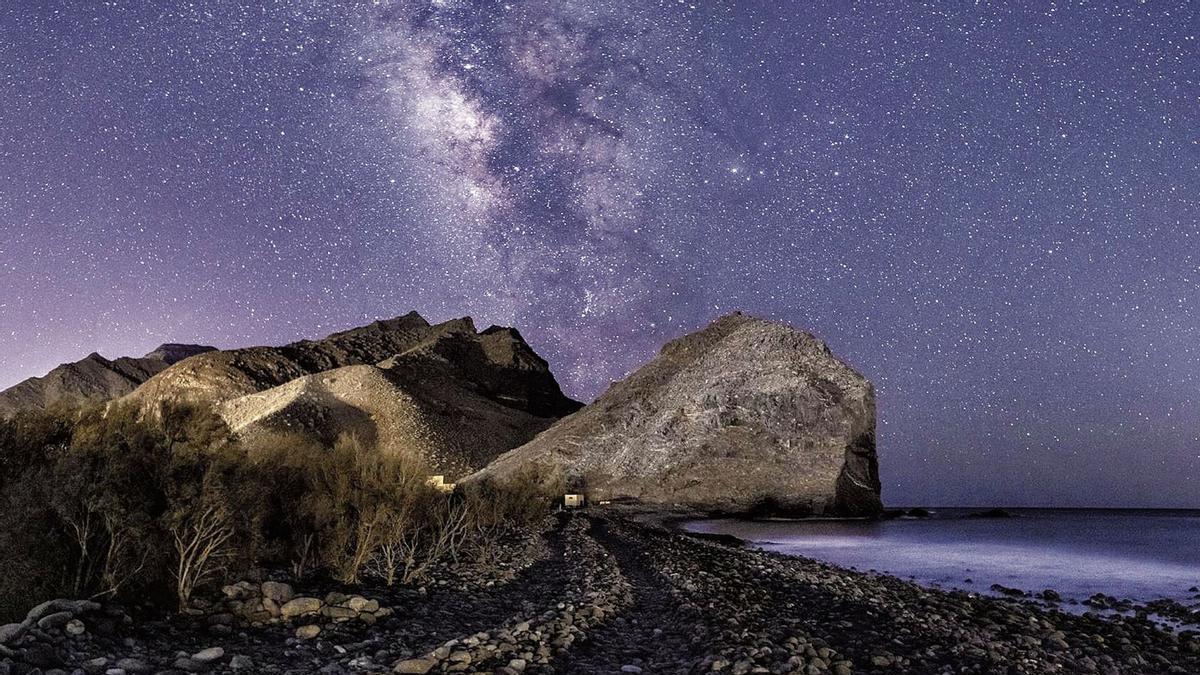 Panorámica de la Playa de La Aldea desde Bocabarranco con el firmamento dominado por la Vía Láctea.