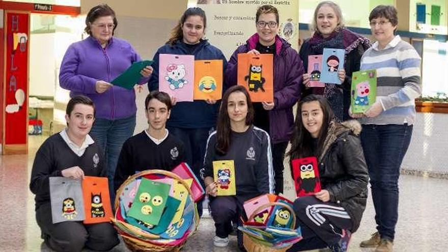 Entrega de los &#039;quimions&#039; elaborados en el colegio Calasancias.