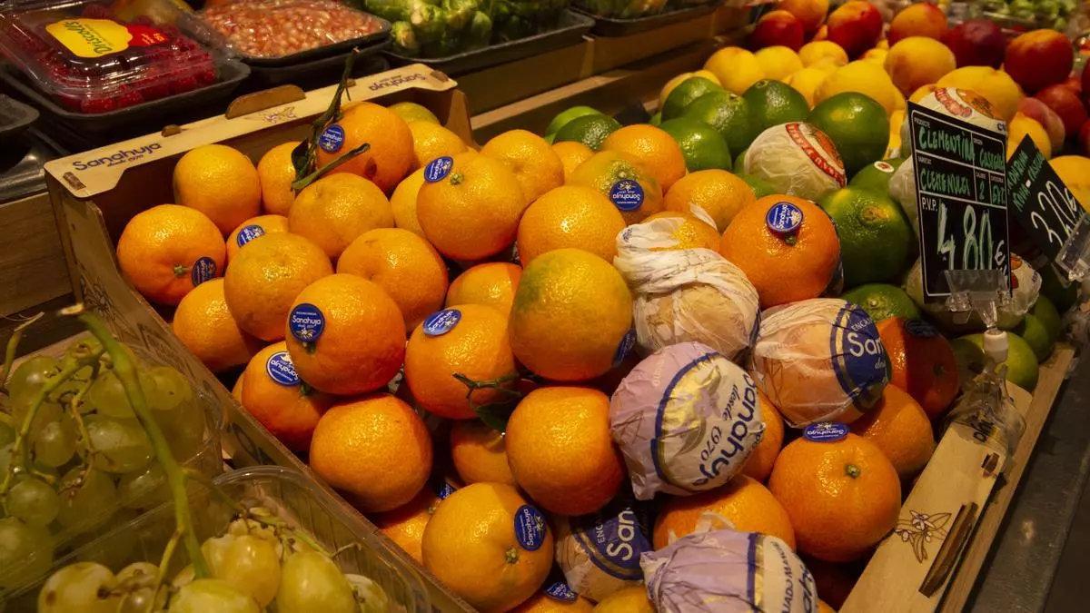 Mandarinas en un puesto del mercado de Barcelona, en una imagen de archivo.