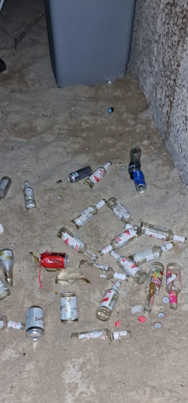 FOTOS | Otro fin de semana de suciedad y botellones en Playa de Palma