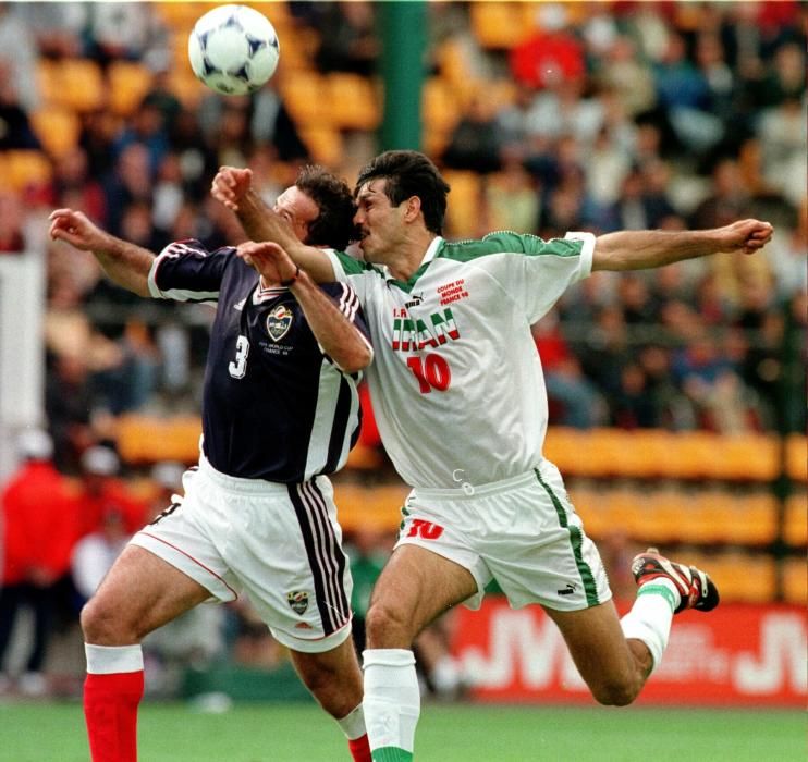 Otro central, Goran Djorovic, también estuvo en Francia defendiendo la camiseta de Serbia. En la foto, disputa un balón en el partido contra Irán