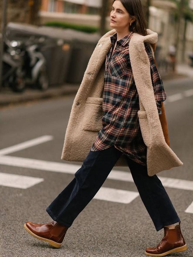 Look con chaleco de doble faz, vestido camisero de cuadros, pantalones anchos y botas, de la colección de invierno 2022 de Indi &amp; Cold