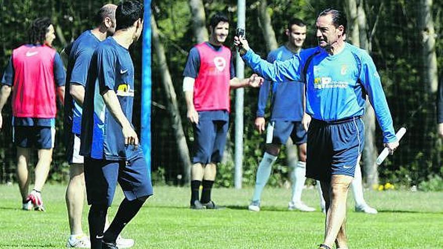 Pichi Lucas, a la derecha, da instrucciones durante un entrenamiento del Oviedo en El Requexón.