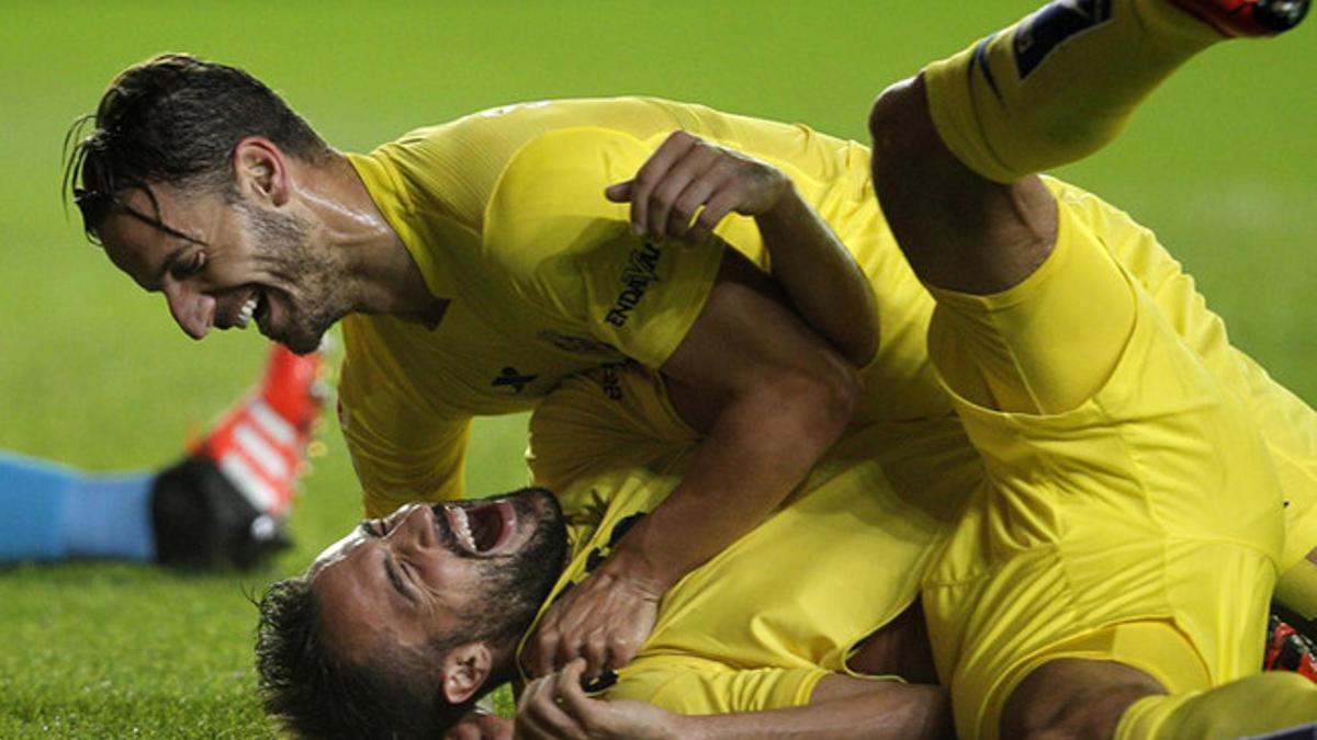 Roberto Soldado y Mario celebran un gol