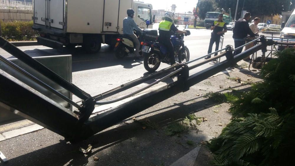 Podaba árboles en la avenida Manuel Agustín Heredia cuando el brazo de la grúa cedía y caía, destrozando la cabina del camión y haciendo caer al operario.