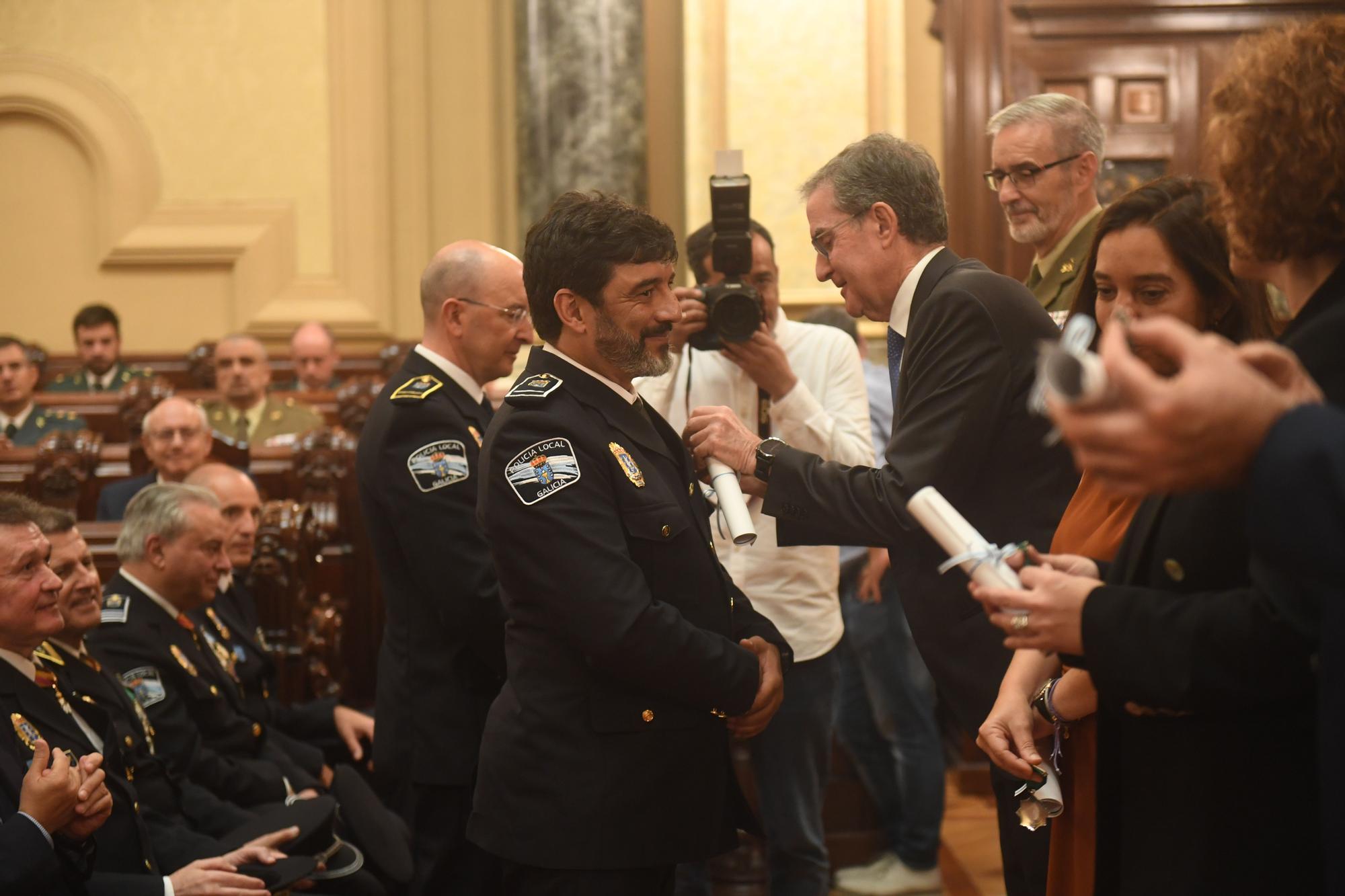 Homenaje a los policías locales de A Coruña que llevan 20 años en el cuerpo