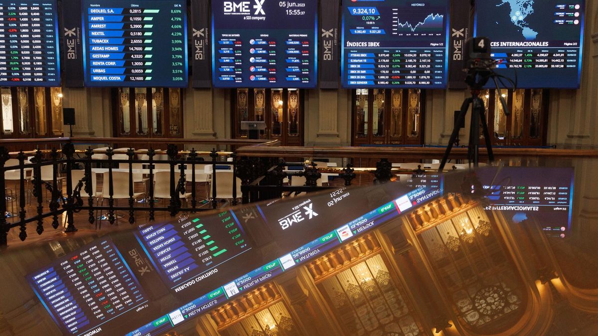 Archivo - Varios paneles del Ibex en el Palacio de la Bolsa de Madrid.