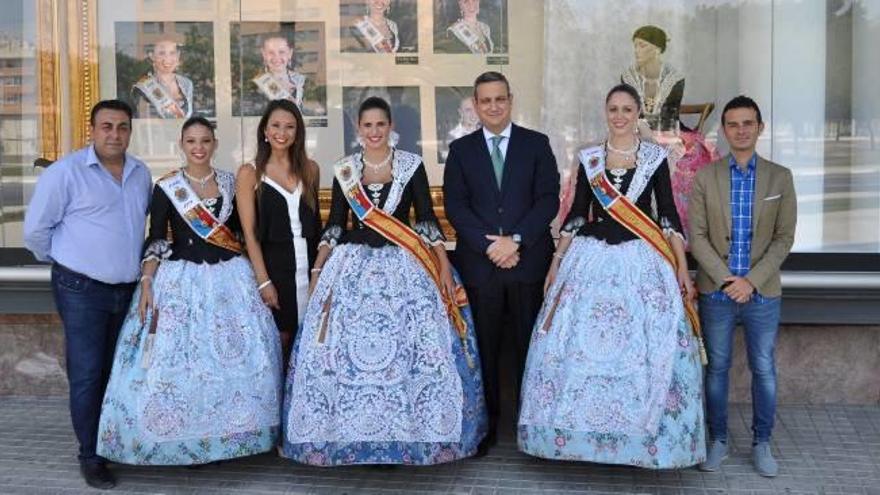 La Reina y Damas de las fiestas en el centro comercial.