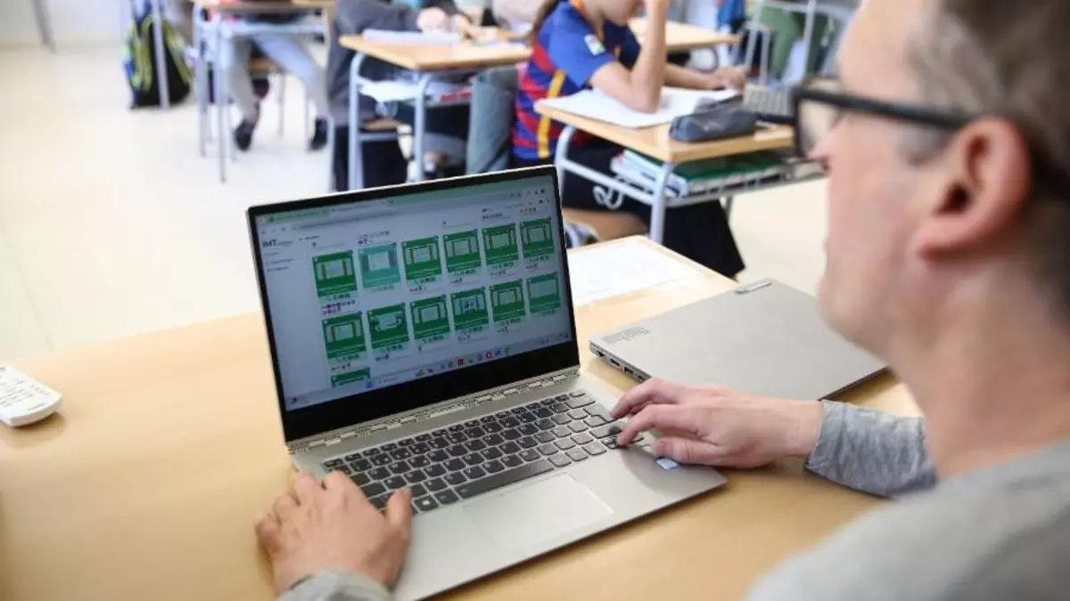 Un profesor, durante una clase en un instituto de Barcelona.
