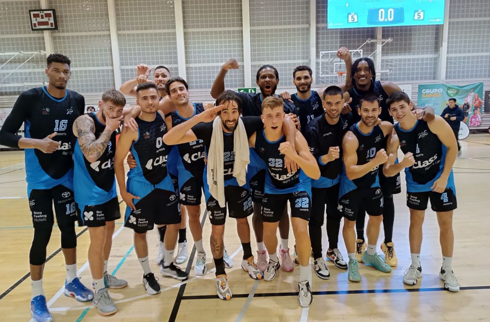 Jugadores del Bàsquet Sant Antoni tras su victoria el pasado fin de semana. | CBSA