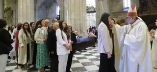 La emoción de Sanz Montes al administrar los sacramentos a casi trescientas personas: "Se me llena el corazón de felicidad"