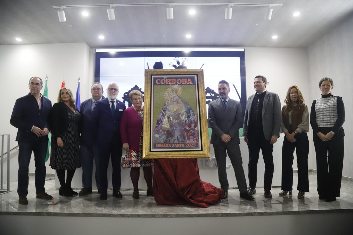 Presentación del cartel de la Semana Santa de Córdoba 2023, con representantes de las cofradías, del Ayuntamiento, incluido el alcalde, y el autor de la obra.