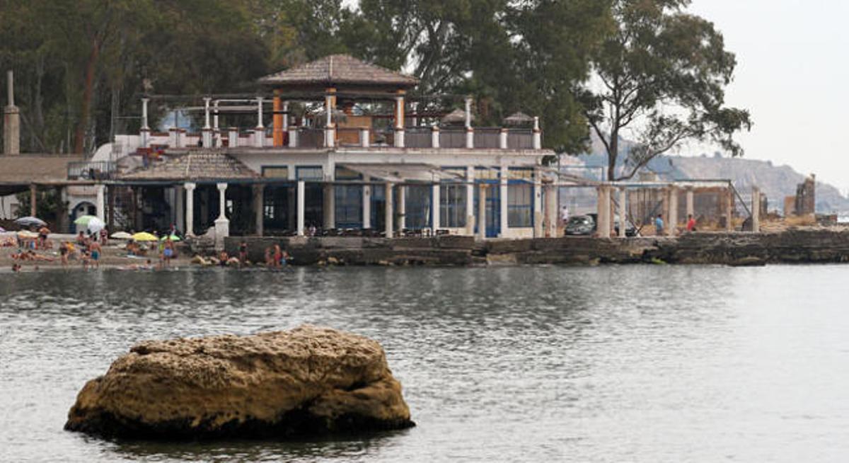 Vista general de la playa, el balneario y el resto de instalaciones.