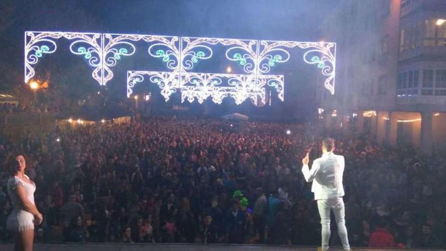 Una foto tomada por la orquesta Gran Parada para mostrar la plaza de la fiesta vista desde su palco.