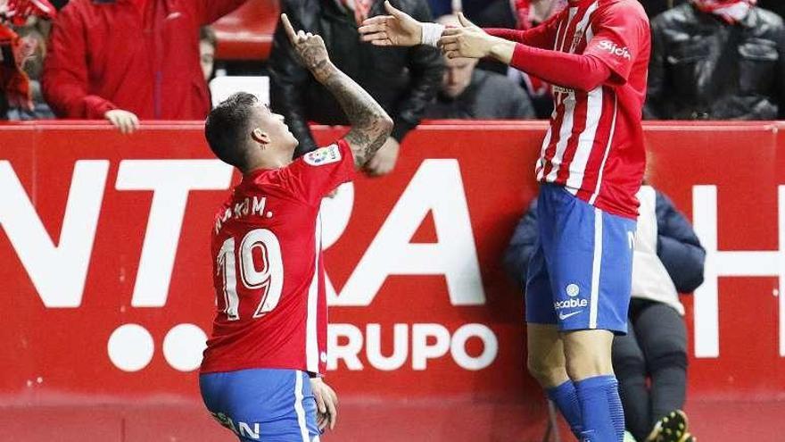 Los jugadores del Sporting dedican al cielo uno de los goles. // LNE