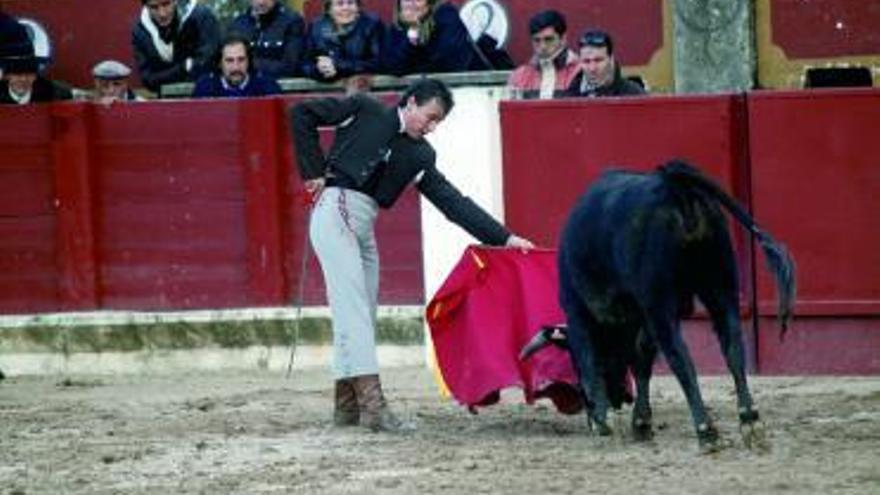 El torero Tomás Pallín recibe un recuerdo de sus compañeros.