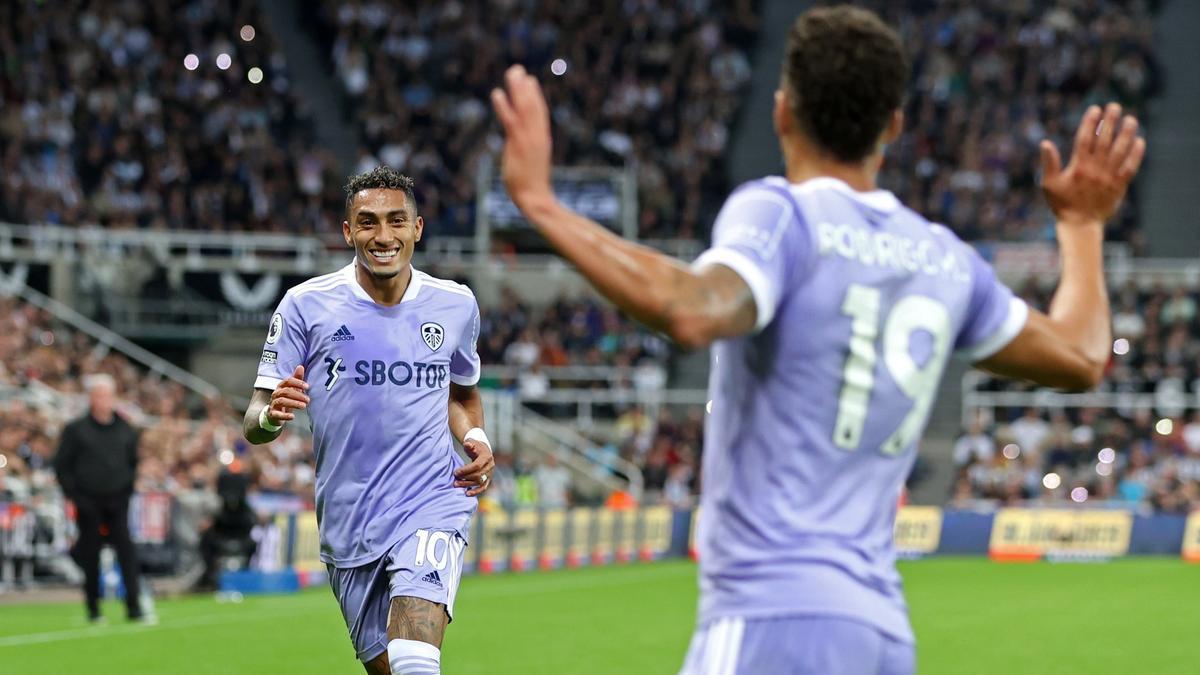 Raphinha acude a felicitar a su compañero Rodrigo tras un gol del Leeds.