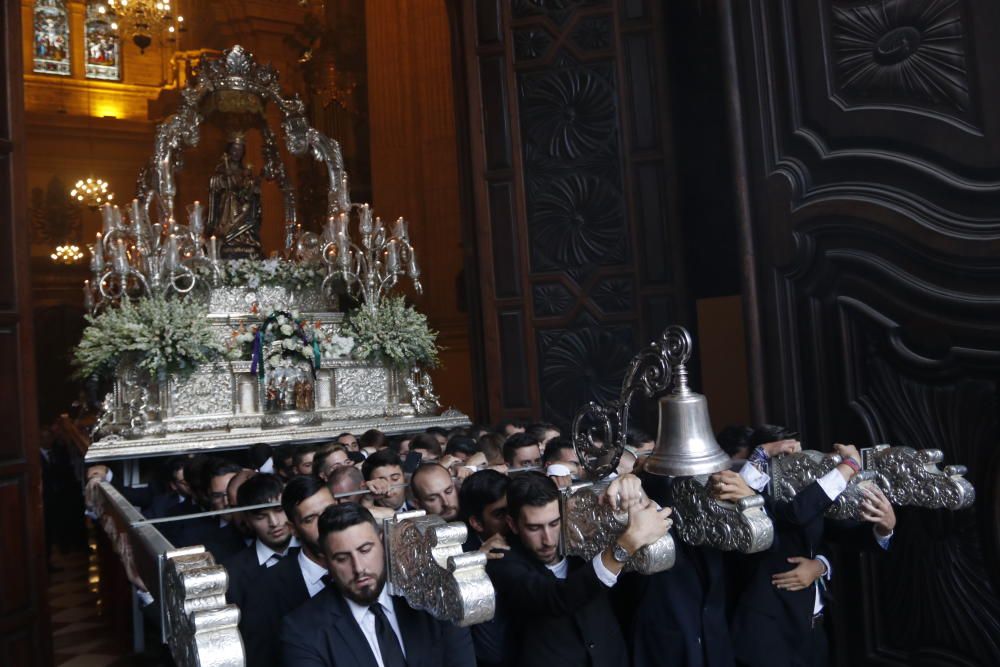 La salida procesional de Santa María de la Victoria desde la Encarnación hasta su Santuario cerró la anual novena dedicada a la imagen de la Patrona. En el cortejo de este 2019, junto al obispo de la Diócesis de Málaga, Jesús Catalá, estuvieron presentes el alcalde junto a personalidades del Consistorio y Junta de Andalucía