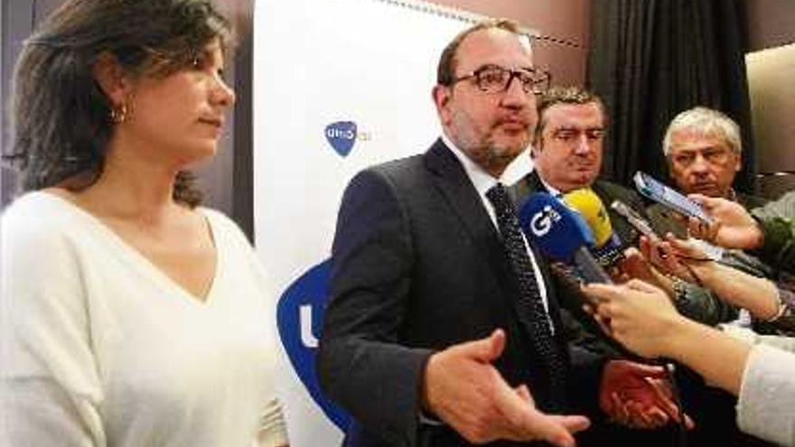 Montse Surroca, Ramon Espadaler, Xavier Dilmé i Pere Maluquer atenent els mitjans, ahir a la tarda.