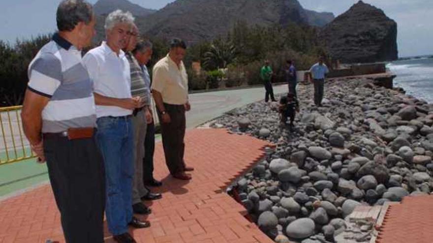 José Miguel Rodríguez (izq.) y Carlos Sánchez, en una visita anterior a la zona. | lp