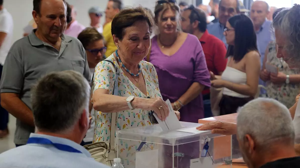 Las colas para votar por la mañana para evitar el calor marcan la jornada en la provincia