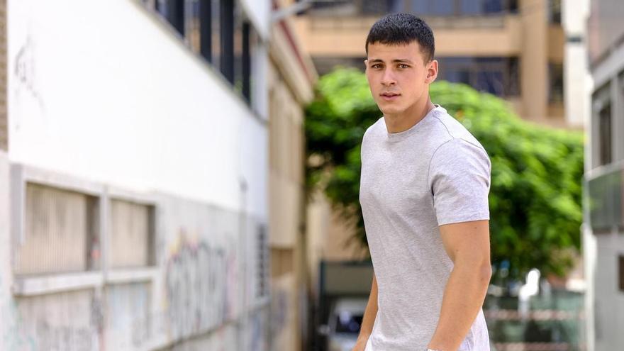 Tiene 21 años, trabaja en hostelería y quiere ser bombero: así es el representante de Las Palmas que compite en Míster Internacional España 2026