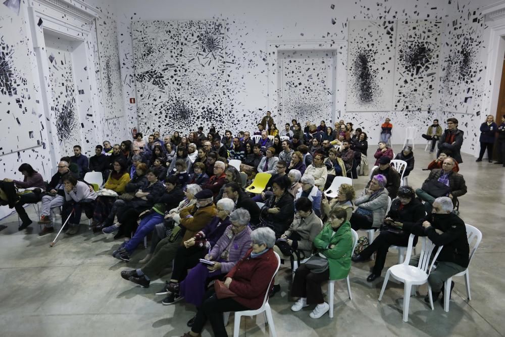 Aglomeración en la conferencia de Mujica en València