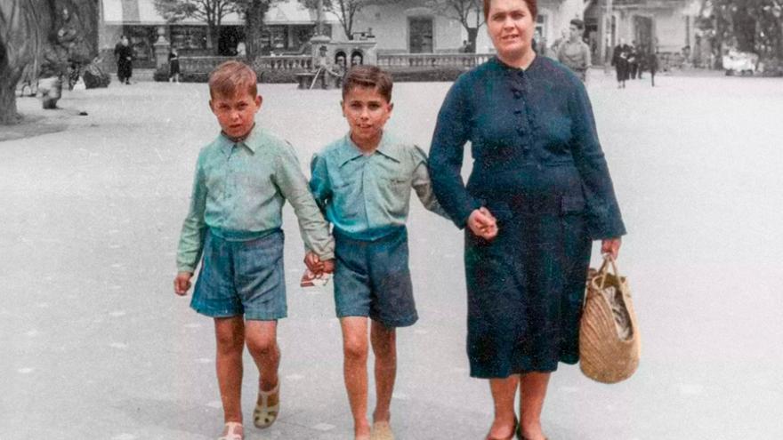 De izquierda a derecha: Paco de Lucía, su hermano Pepe y su madre, Luzía Gomes / CEDIDA