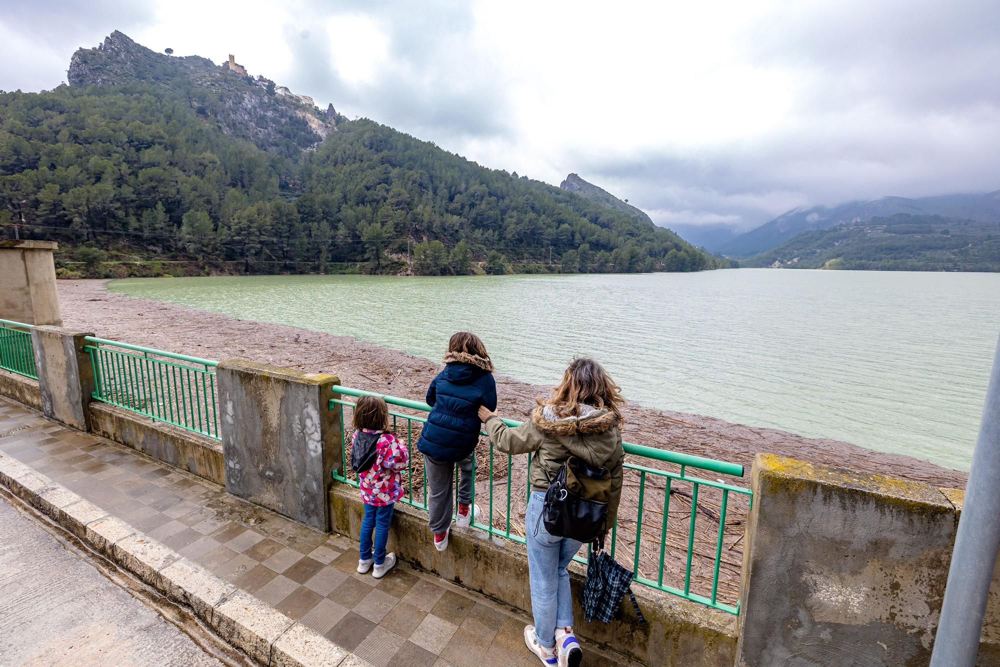 Las lluvias obligan a abrir las compuertas del embalse de Guadalest que se encuentra al límite de su capacidad.