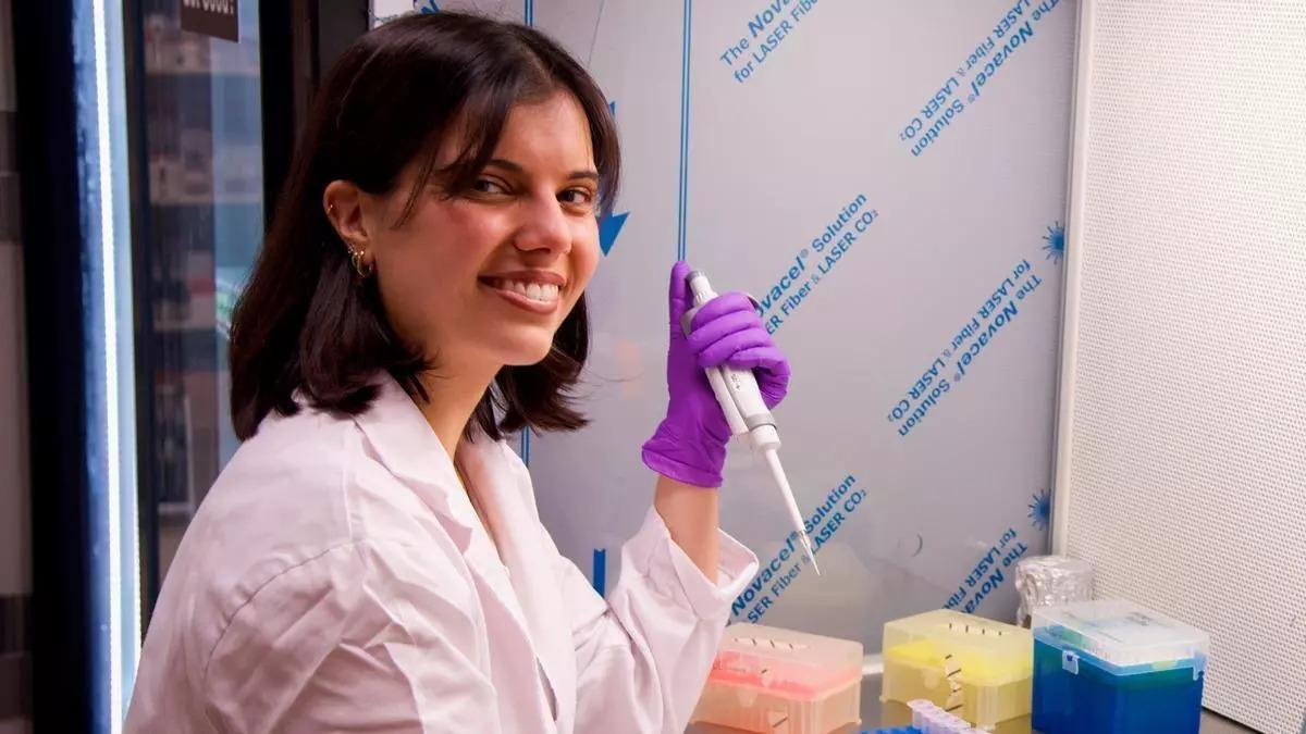 La investigadora guardesa Sara Álvarez, en el laboratorio.