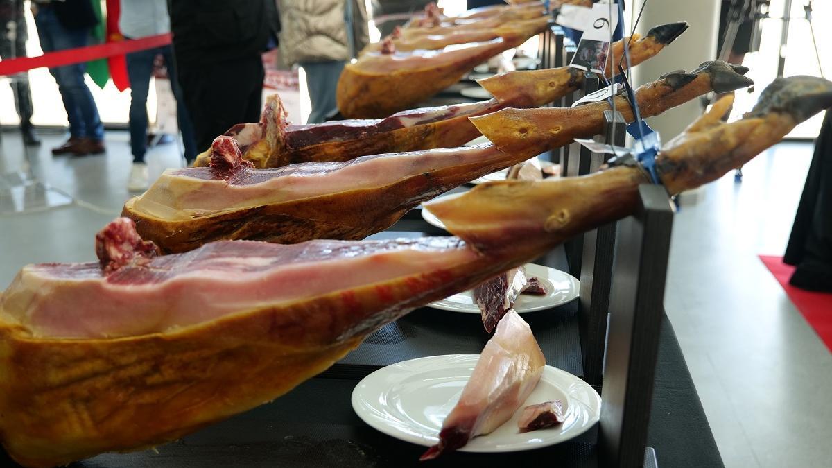 Jamones para su degustación en el concurso de la feria que se celebra en Villanueva de Córdoba.