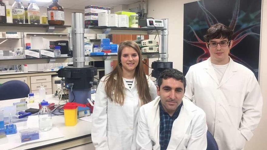 Los investigadores Marta Aramburu, Francisco Campos y Héctor Fernández, en el laboratorio.