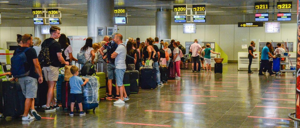 Turistas embarcando ayer en un vuelo en el aeropuerto de Gran Canaria.