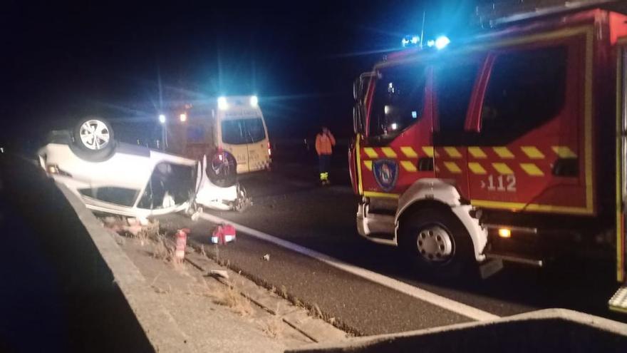 El coche quedó volcado contra la mediana