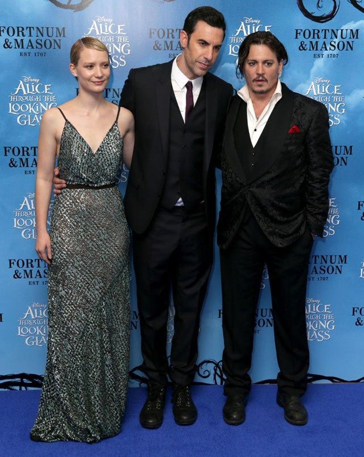 Mia Wasikowska, Sacha Baron Cohen y Johnny Depp, en la première europea de Alicia, a través del espejo.