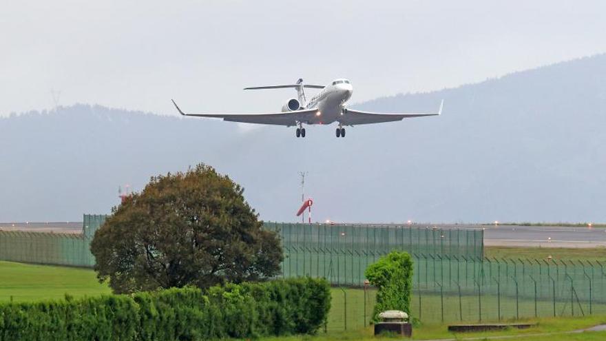 El avión Gulfstream G650ER, con Glenn Cooke a bordo, este domingo a su salida de Peinador.  | //  MARTA G. BREA