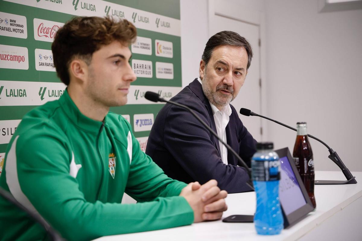 Estadio El Arcángel. Presentación de Mikel Goti. Antonio Fernández Monterrubio y Juanito