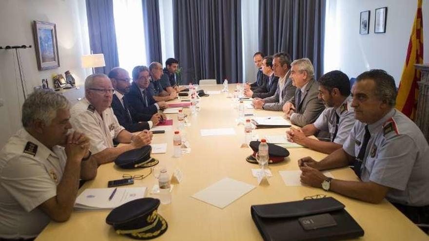 Responsables policiales cara a cara en la reunión celebrada ayer en Barcelona para tratar las últimas actuaciones.