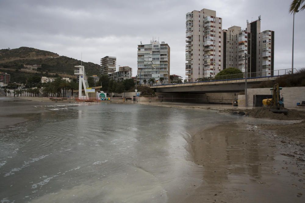 Temporal en la playa de San Juan y en la del Postiguet