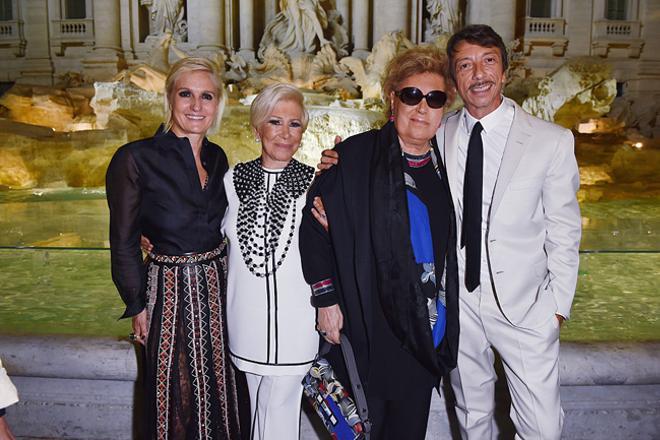 Maria Grazia Chiuri, Anna Fendi, Carla Fendi y Pierpaolo Piccoli en el 90 aniversario de la marca