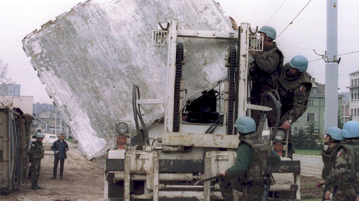 Un camíón de la ONU transporta un muro de protección contra francotiradores durante la guerra en Sarajevo, en 1995.